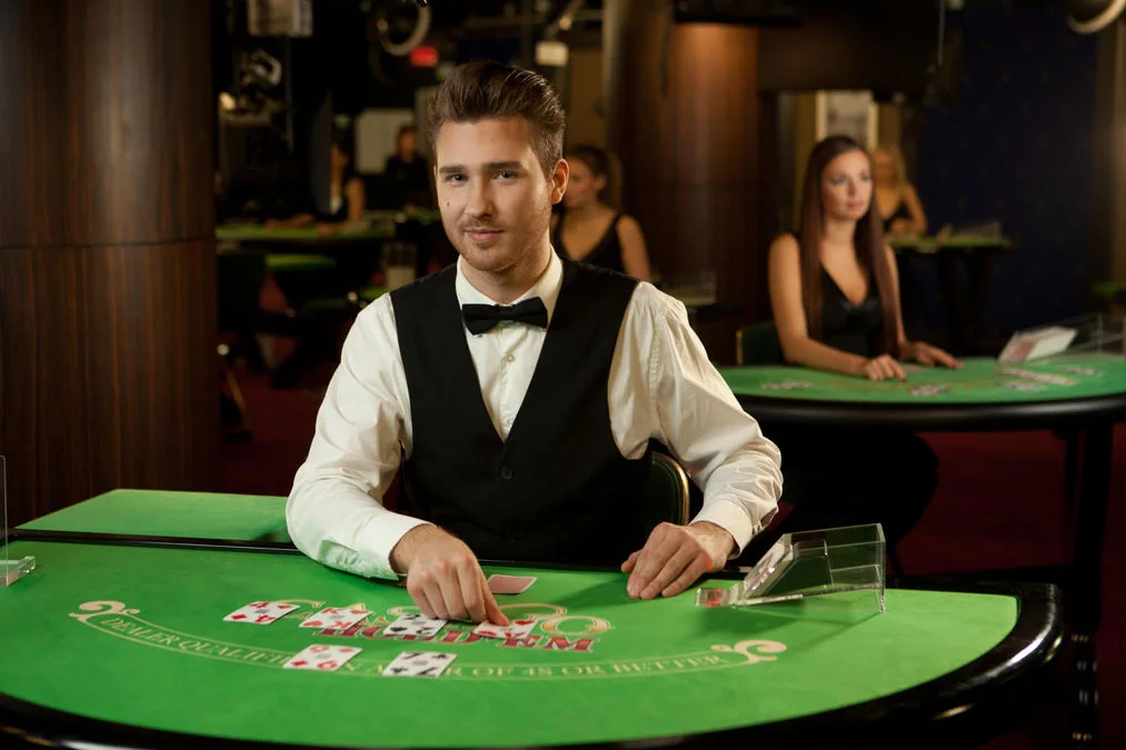 Suasana permainan meja live dengan dealer di PLAYKING88